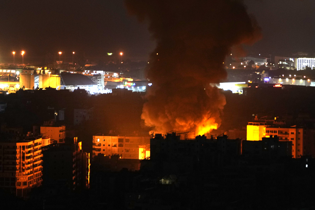 Medioriente, colpita moschea a Gaza: almeno 18 morti. Esplosioni a sud di Beirut