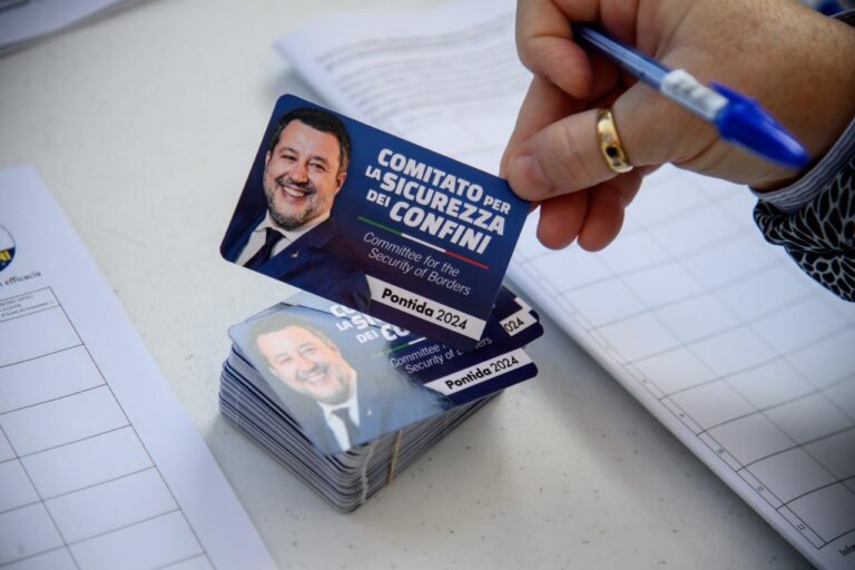 Pontida, dal carcerato alla t-shirt ‘Salvini  wanted’: le foto dal raduno della Lega