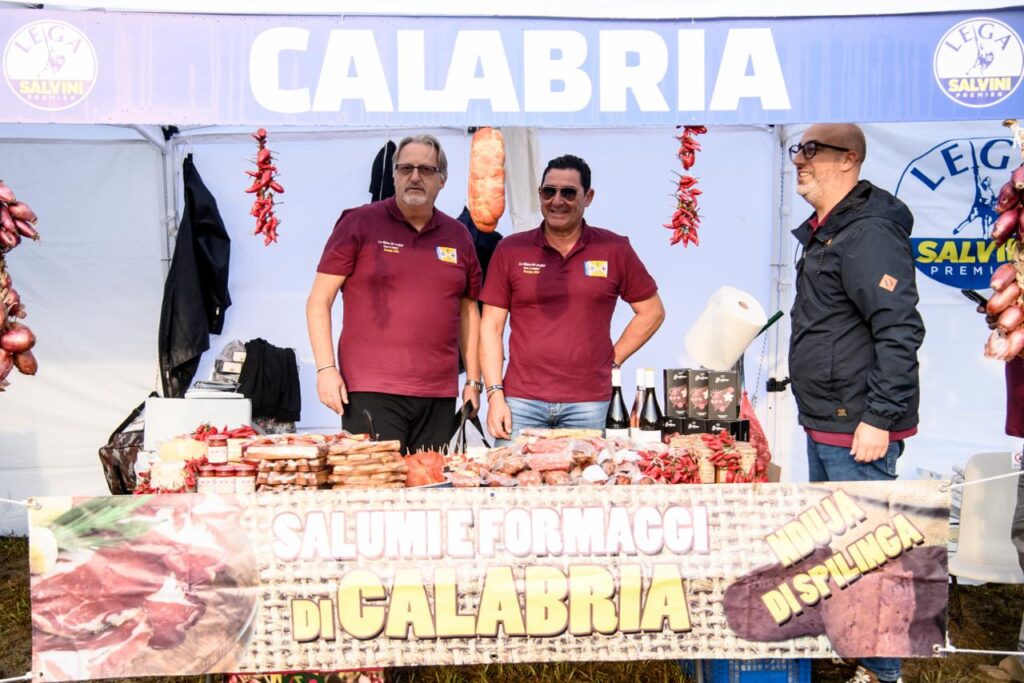 Galleria foto 'Pontida, dal carcerato alla t-shirt ‘Salvini  wanted’: le foto dal raduno della Lega' - foto 9