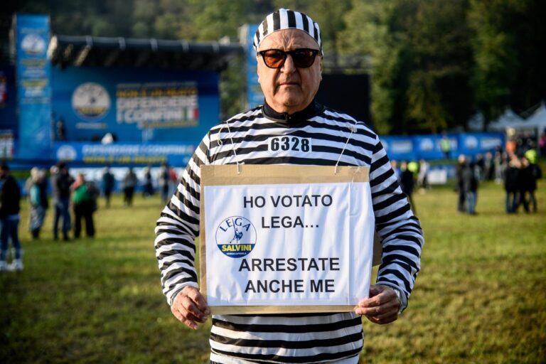 Pontida, dal carcerato alla t-shirt ‘Salvini  wanted’: le foto dal raduno della Lega