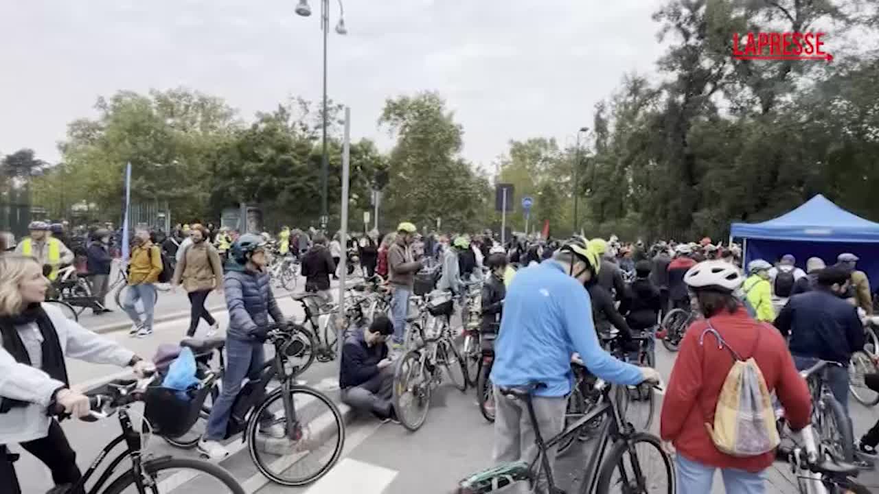 Milano ciclisti da Lapresse