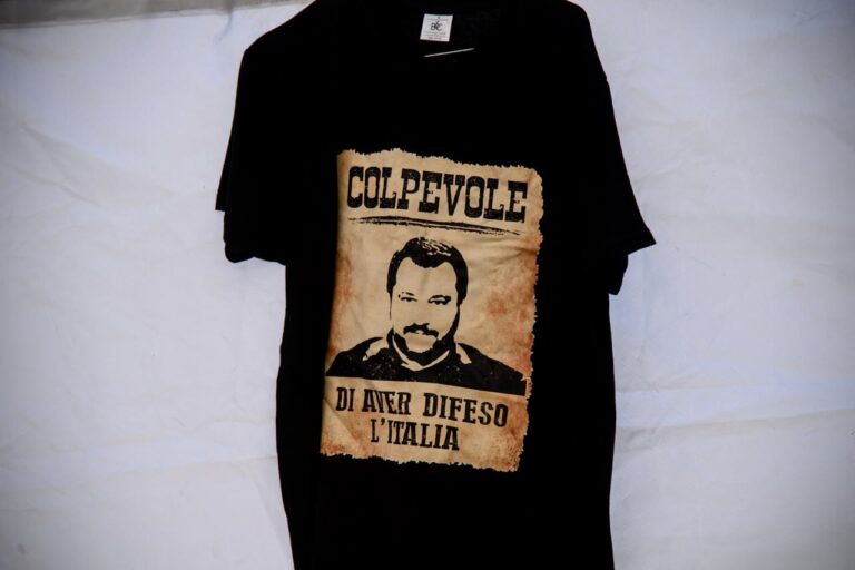 Pontida, dal carcerato alla t-shirt ‘Salvini  wanted’: le foto dal raduno della Lega