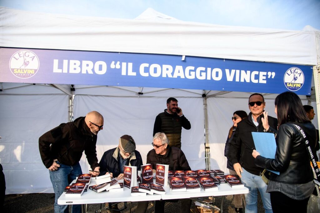 Galleria foto 'Pontida, dal carcerato alla t-shirt ‘Salvini  wanted’: le foto dal raduno della Lega' - foto 11