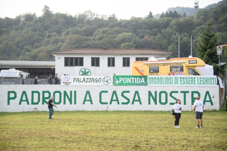 Pontida, dal carcerato alla t-shirt ‘Salvini  wanted’: le foto dal raduno della Lega