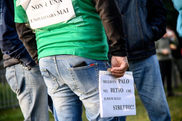 Pontida, dal carcerato alla t-shirt ‘Salvini  wanted’: le foto dal raduno della Lega