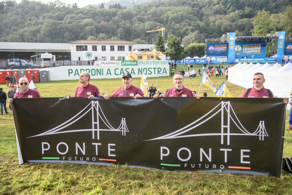 Galleria foto 'Pontida, dal carcerato alla t-shirt ‘Salvini  wanted’: le foto dal raduno della Lega' - foto 8