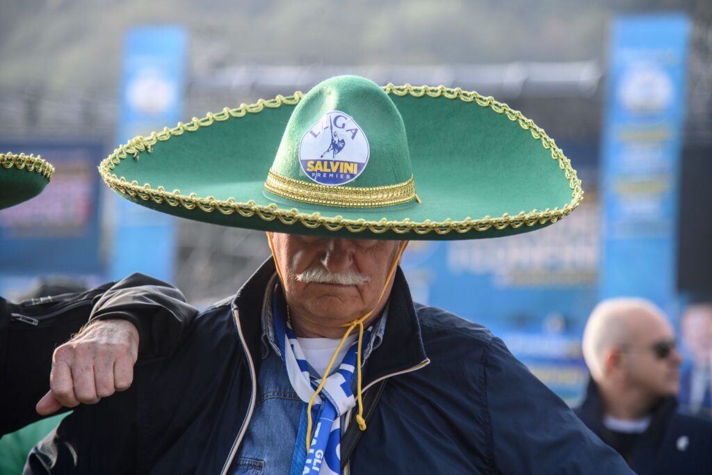 Galleria foto 'Pontida, dal carcerato alla t-shirt ‘Salvini  wanted’: le foto dal raduno della Lega' - foto 5