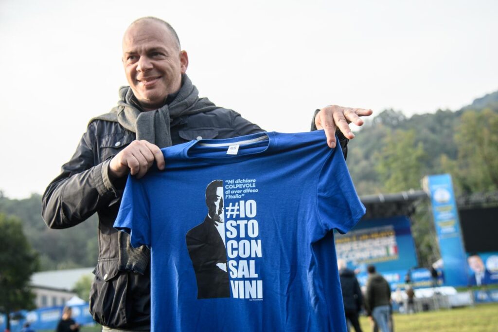 Galleria foto 'Pontida, dal carcerato alla t-shirt ‘Salvini  wanted’: le foto dal raduno della Lega' - foto 12