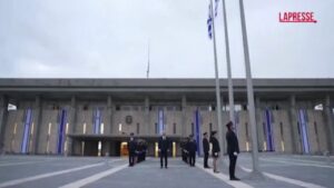 7 Ottobre, bandiere a mezz’asta al Parlamento israeliano a un anno dagli attacchi di Hamas