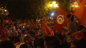 Tunisia, sostenitori di Saied festeggiano vittoria alle elezioni presidenziali