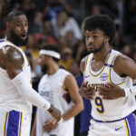 Nba, quattro minuti per la storia: LeBron James in campo con il figlio Bronny