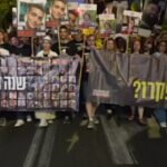 7 Ottobre, flash-mob delle famiglie degli ostaggi fuori dalla casa di Netanyahu