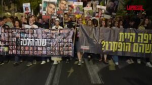 7 Ottobre, flash-mob delle famiglie degli ostaggi fuori dalla casa di Netanyahu