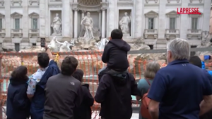 Roma, Fontana di Trevi transennata in vista del Giubileo. I turisti: “Una delusione”