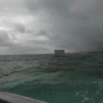 Nave affondata a largo di Samoa: i container galleggiano sull’acqua