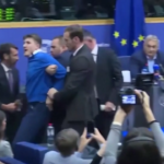 Strasburgo, contestatore tenta di interrompere Orban all’Europarlamento