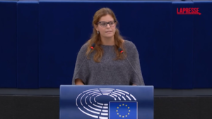 Parlamento Ue, Ilaria Salis a Orban in Aula: “L’Ungheria è un regime repressivo”