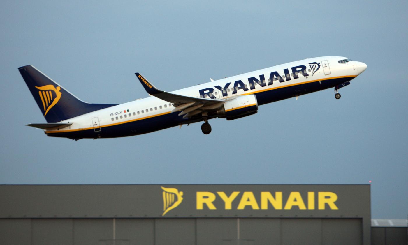 Brindisi, segnali avaria strumenti a bordo: rientra aereo Ryanair