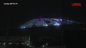 Florida, copertura stadio St. Petersburg distrutta dall’uragano Milton: le immagini
