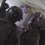 Israele, polizia arresta cinque palestinesi: il video dell’irruzione in una casa in piena notte