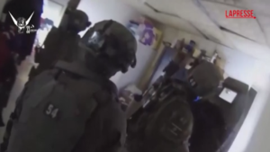 Israele, polizia arresta cinque palestinesi: il video dell’irruzione in una casa in piena notte