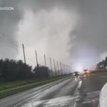 Florida, le immagini di un tornado visto dalla strada mentre atterra l’uragano Milton