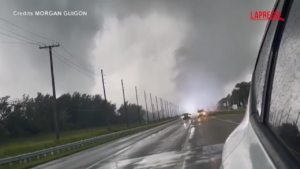 Florida, le immagini di un tornado visto dalla strada mentre atterra l’uragano Milton