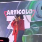 Schlein a sorpresa sul palco con J-Ax: “Prima volta in vita mia, mi sono buttata”