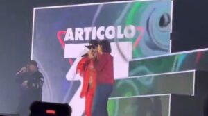 Schlein a sorpresa sul palco con J-Ax: “Prima volta in vita mia, mi sono buttata”