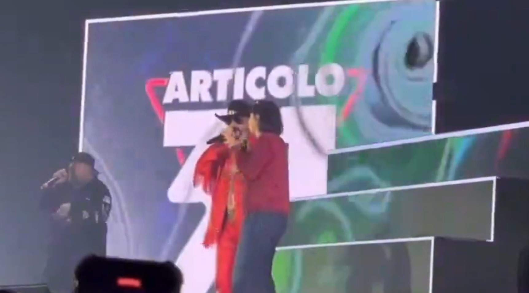 Schlein a sorpresa sul palco con J-Ax: “Prima volta in vita mia, mi sono buttata”