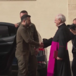 Ucraina, Zelensky arriva in Vaticano per incontrare il Papa