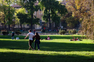 Cambiamento climatico, caldo e turisti in centro a Milano a fine ottobre