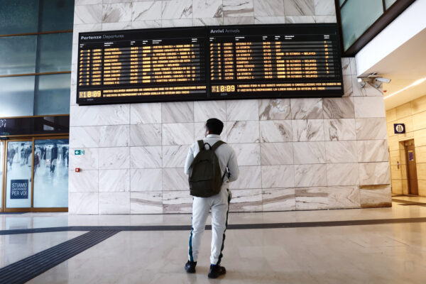 Caos treni nella mattinata- Treni in ritardo o cancellati per un guasto a Roma