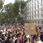 Fridays for Future, gli studenti arrivano al Miur tra cori e striscioni