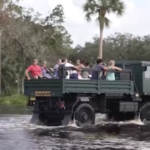 Uragano Milton, i residenti delle città costiere in Florida evacuati sui mezzi della polizia