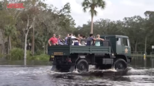 Uragano Milton, i residenti delle città costiere in Florida evacuati sui mezzi della polizia