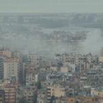 Libano, colonne di fumo ricoprono lo skyline di Beirut