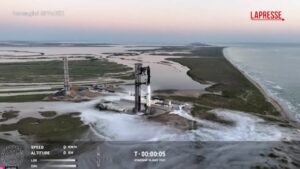 SpaceX, nuovo test di volo per Starship: razzo rientra alla base per la prima volta