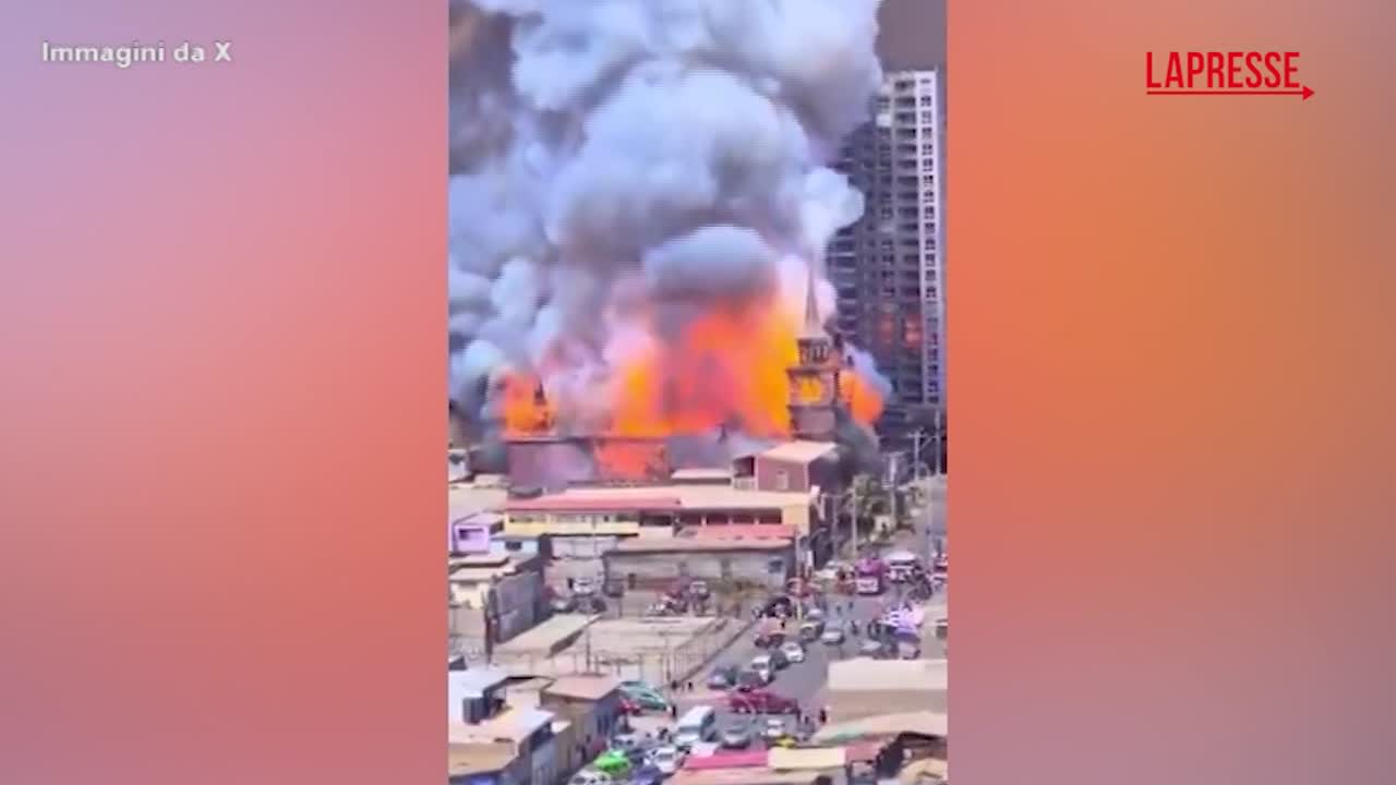 Cile, la chiesa cattolica più vecchia del Paese distrutta dalle fiamme