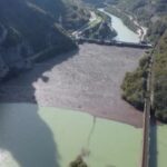 Bosnia, il fiume Neretva ricoperto di rifiuti e detriti dopo le alluvioni