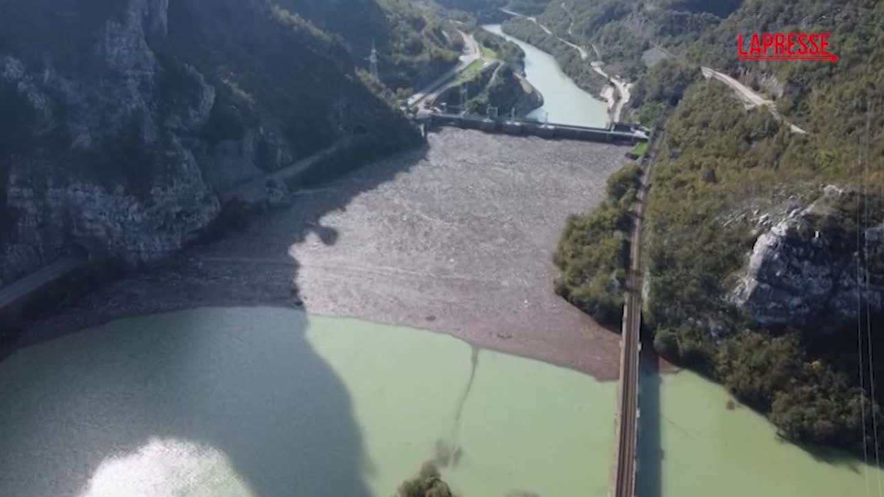 Bosnia, il fiume Neretva ricoperto di rifiuti e detriti dopo le alluvioni