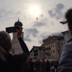 Festival dello Sport, Trento: Roose sorvola piazza Duomo sullo slackline a 30 metri di altezza