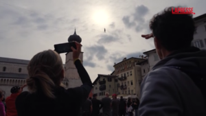 Festival dello Sport, Trento: Roose sorvola piazza Duomo sullo slackline a 30 metri di altezza