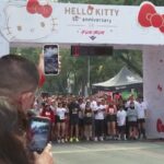 Messico, Hello Kitty Fun Run compie 50 anni: la corsa che celebra l’iconico felino