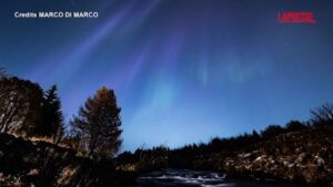 Islanda, lo spettacolo dell’aurora boreale nel cielo di Reykjavik