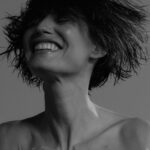 Bianca Balti e il tumore, la modella taglia i capelli prima della terapia