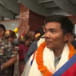 Nepal, sherpa 18enne scala tutte le 14 vette più alte del mondo: è il più giovane a esserci riuscito