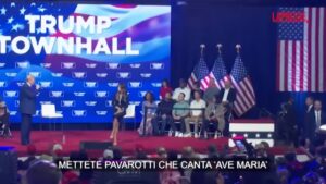 Usa 2024, Trump: “Mettete Pavarotti che canta ‘Ave Maria’, non facciamo domande e ascoltiamo la musica”