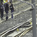 Torino, muore investito da treno dopo essere caduto sui binari