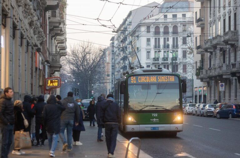 Servizio sulla Linea Circolare del filobus Atm 90 91 a Milano